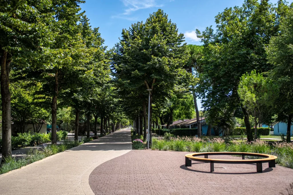 Viale pedonale alberato all’interno del Villaggio San Francesco a Caorle
