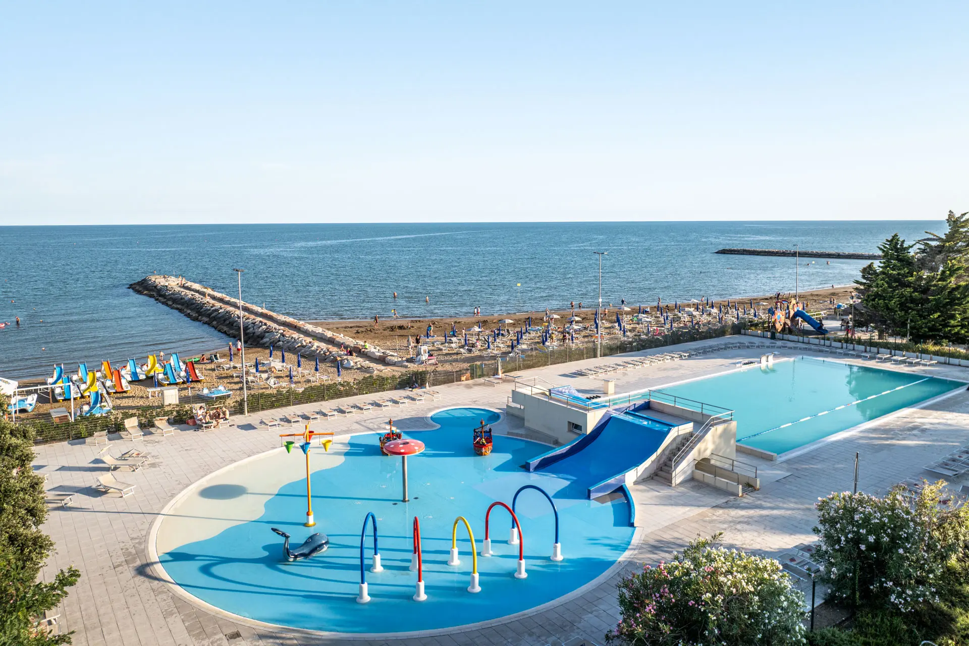 Piscina con scivoli e area giochi per bambini fronte mare al Villaggio San Francesco a Caorle